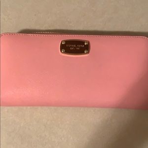 Michael Kors Bags - Michael kors wallet like new Michael Kors Bags - Michael kors wallet like new